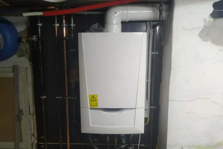 Condensatieketel aan de muur in een technische ruimte